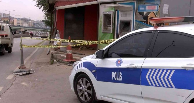 Kartal’da Kontrolden Çıkan Taksi Atm’lere Ve İş Yerine Daldı