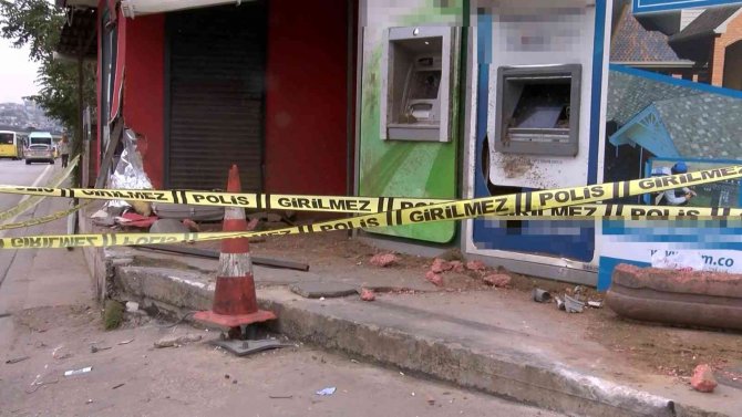 Kartal’da Kontrolden Çıkan Taksi Atm’lere Ve İş Yerine Daldı
