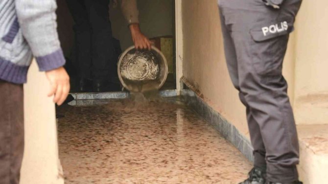 Ölümü, Eve Fatura Bırakmaya Gelen Görevlinin Dikkati Sayesinde Ortaya Çıktı