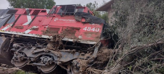 Meksika’da Tırla Çarpışan Tren Raydan Çıktı: 4 Yaralı