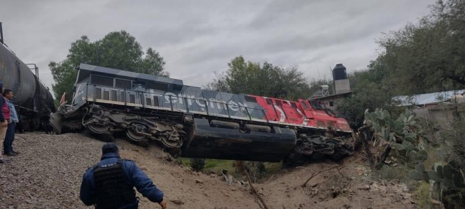 Meksika’da Tırla Çarpışan Tren Raydan Çıktı: 4 Yaralı