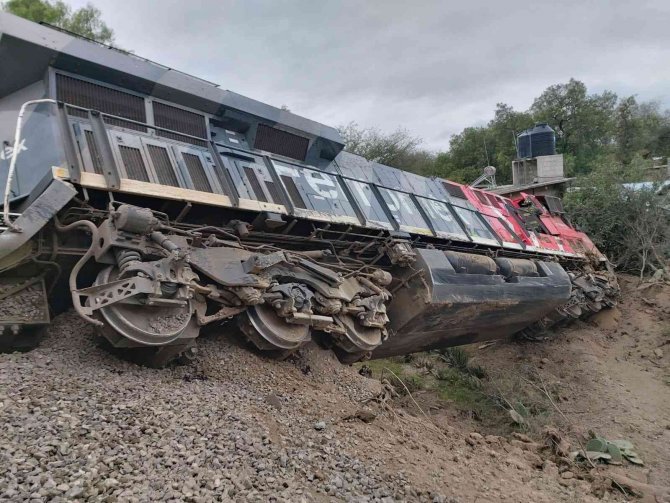 Meksika’da Tırla Çarpışan Tren Raydan Çıktı: 4 Yaralı