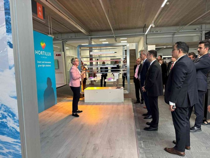 Bakan Özer’den Hollanda’da Yenilikçi Tarım Uygulamalarının Yapıldığı Meslek Okuluna Ziyaret