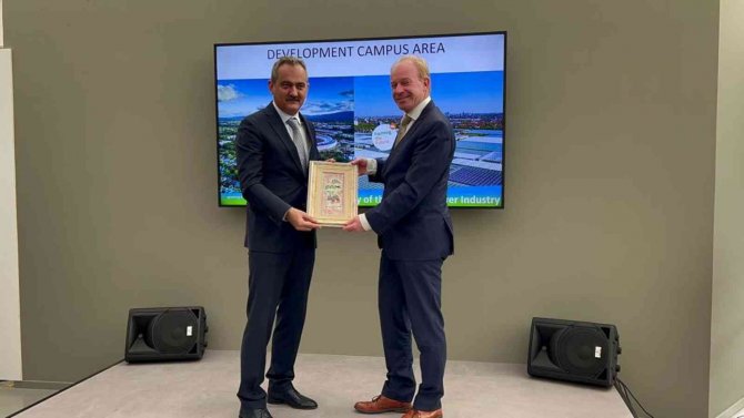 Bakan Özer’den Hollanda’da Yenilikçi Tarım Uygulamalarının Yapıldığı Meslek Okuluna Ziyaret