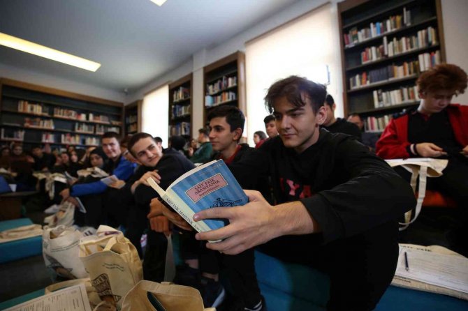 Üzümcü’den Öğrencilere: Kendini Seven İnsan Okumalıdır