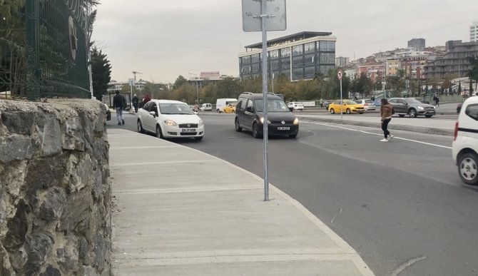 İ̇stanbul’da Kız Kardeşler Sokak Ortasında Dehşeti Yaşadı: Önce Darp Sonra Gasp Edildiler