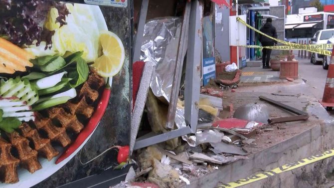 Kartal’da Kontrolden Çıkan Taksi Atm’lere Ve İş Yerine Daldı