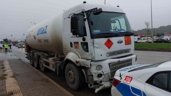 Samsun’da Lpg Yüklü Tanker Otomobil İle Çarpıştı: 1 Yaralı