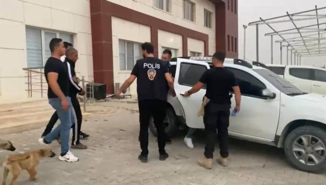 Adım Adım İzlenen Uyuşturucu Tacirleri Kıskıvrak Yakalandı