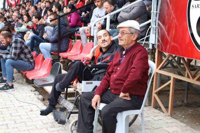 Tekerlekli Sandalyesiyle Takımını Yalnız Bırakmıyor