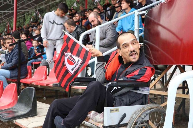 Tekerlekli Sandalyesiyle Takımını Yalnız Bırakmıyor