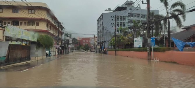 Phuket Adası Sele Teslim Oldu, Eğitime Ara Verildi