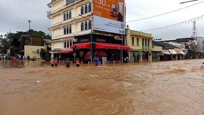 Phuket Adası Sele Teslim Oldu, Eğitime Ara Verildi