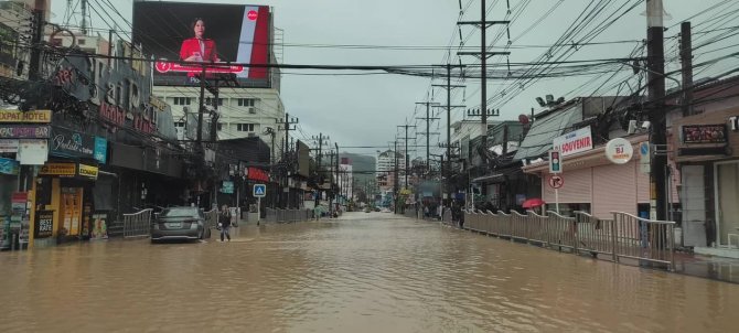 Phuket Adası Sele Teslim Oldu, Eğitime Ara Verildi