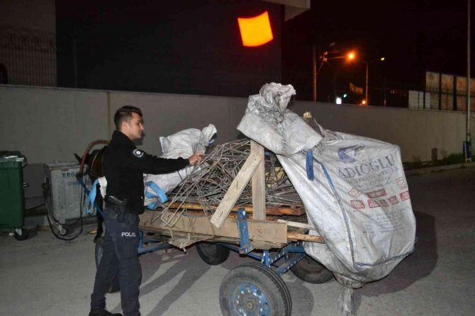 İ̇nşaattan Demir Çalan At Arabalı Şüpheliler Polisten Kaçamadı