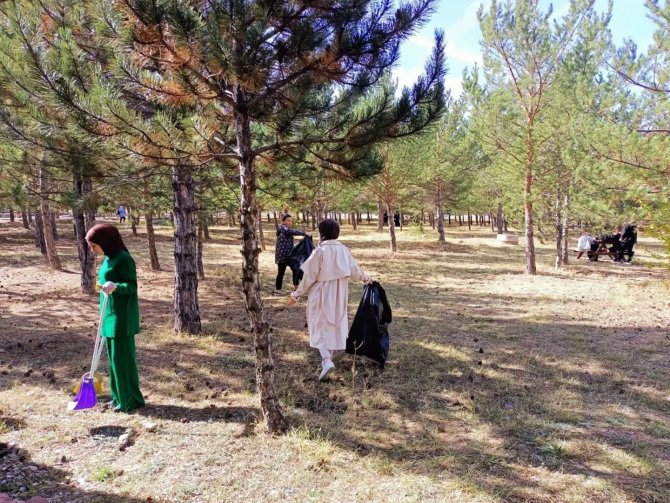 Üniversiteliler Çevre Temizliğine Dikkat Çekti