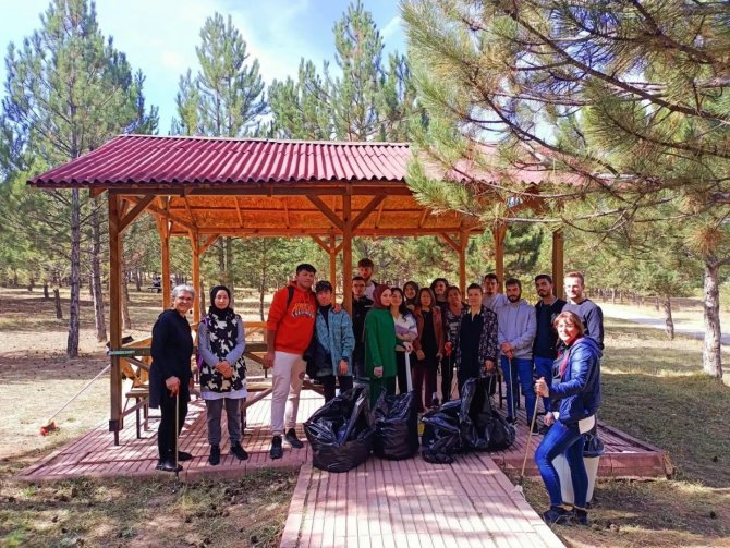 Üniversiteliler Çevre Temizliğine Dikkat Çekti