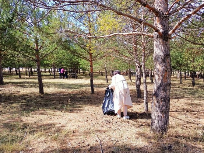 Üniversiteliler Çevre Temizliğine Dikkat Çekti