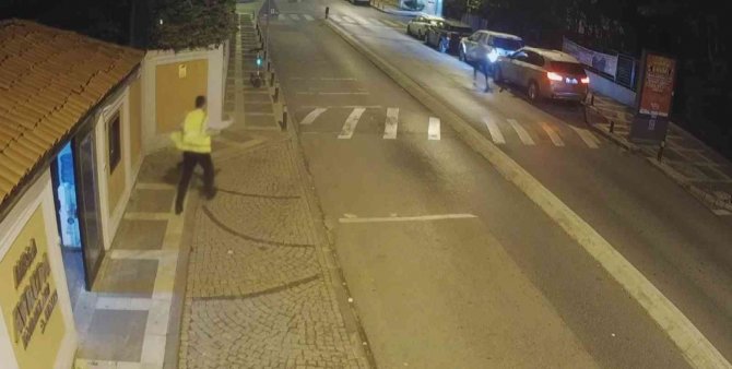 Üsküdar’da Otomobillerden Hayalet Ekran Çalan Hırsızlar Yakalandı