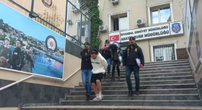 Üsküdar’da Otomobillerden Hayalet Ekran Çalan Hırsızlar Yakalandı