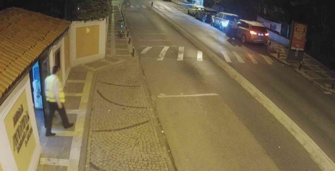 Üsküdar’da Otomobillerden Hayalet Ekran Çalan Hırsızlar Yakalandı
