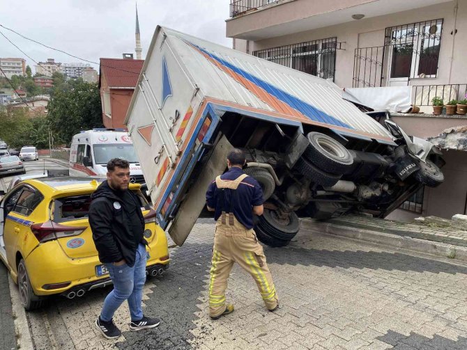 Üsküdar’da Kayan Kamyonet Taksiye Ve Binaya Çarparak Durdu