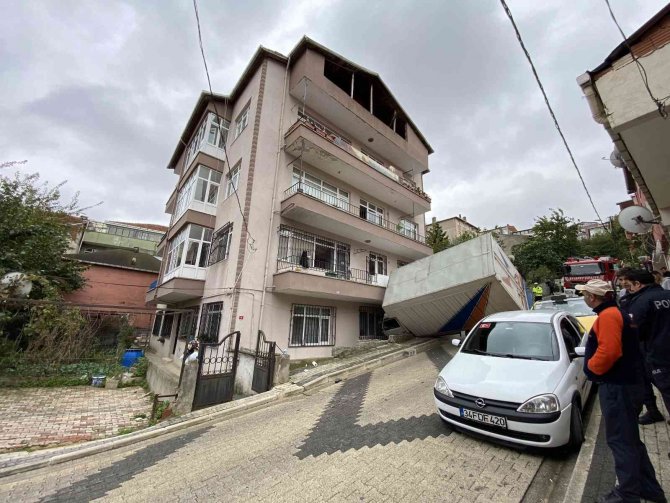 Üsküdar’da Kayan Kamyonet Taksiye Ve Binaya Çarparak Durdu