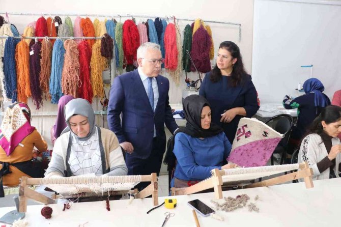 Vali Şimşek, El Emeği Ürünleri İnceledi