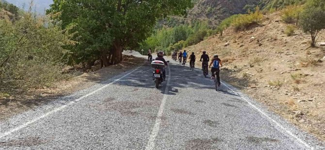 Van’da Bisiklet Tutkunları Zirel Vadisi’ni Pedalladı