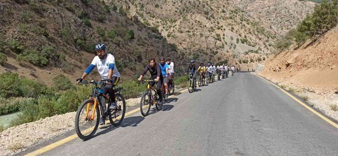 Van’da Bisiklet Tutkunları Zirel Vadisi’ni Pedalladı