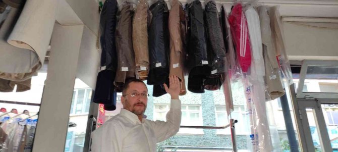 Yıllardır Müşterilerinin Unuttuğu Kıyafetleri Saklıyor