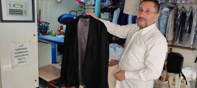 Yıllardır Müşterilerinin Unuttuğu Kıyafetleri Saklıyor