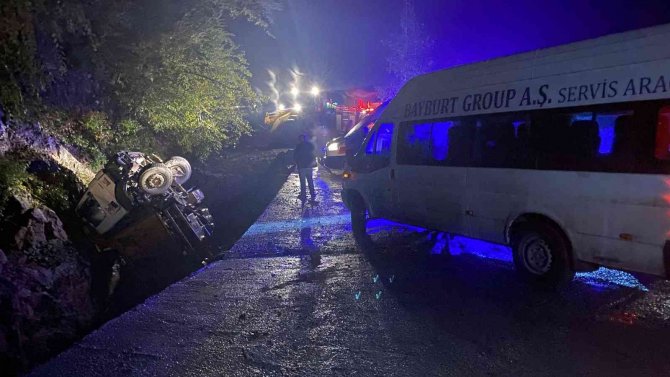 Kapağı Açılmayan Kamyonet Dereye Uçtu, Kamyonet Sürücüsü Yaralandı