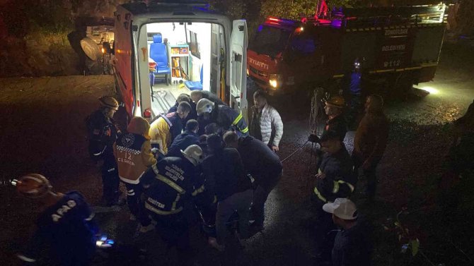 Kapağı Açılmayan Kamyonet Dereye Uçtu, Kamyonet Sürücüsü Yaralandı