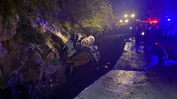 Kapağı Açılmayan Kamyonet Dereye Uçtu, Kamyonet Sürücüsü Yaralandı