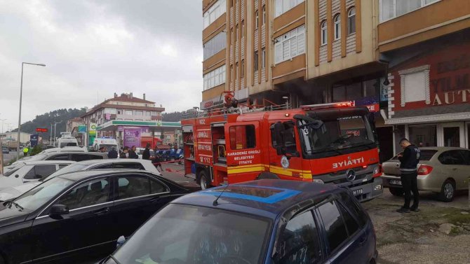 Apartmanda Çıkan Yangın Paniğe Yol Açtı
