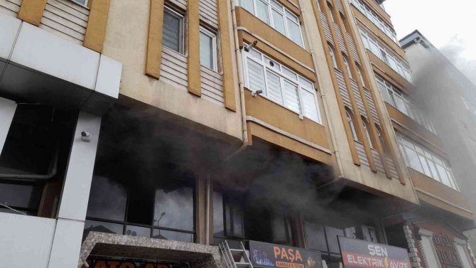 Apartmanda Çıkan Yangın Paniğe Yol Açtı