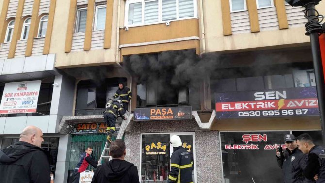Apartmanda Çıkan Yangın Paniğe Yol Açtı