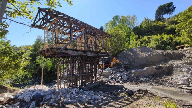 Tarihi Ahşap Köprü Restore Ediliyor