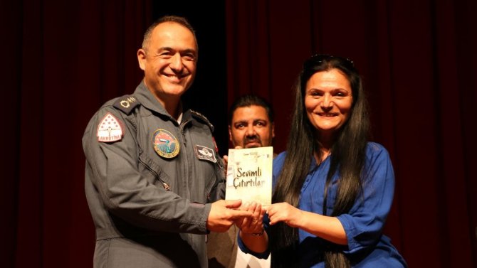 “Bu İ̇şte Bir Tuhaflık Var” Oyununa Tam Not