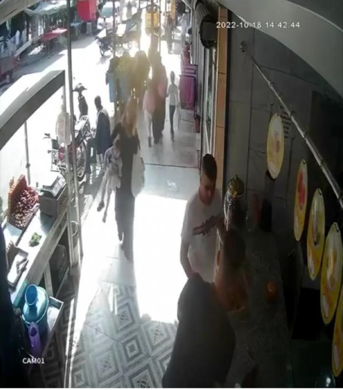 Annesinin Kaldırıma Bıraktığı Çocuk Az Kalsın Kamyonetin Altında Eziliyordu