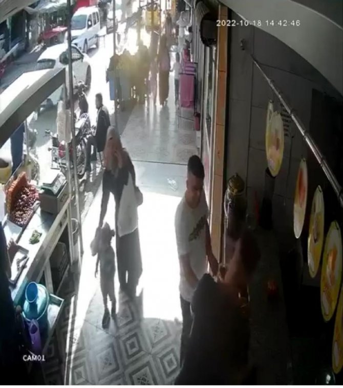Annesinin Kaldırıma Bıraktığı Çocuk Az Kalsın Kamyonetin Altında Eziliyordu