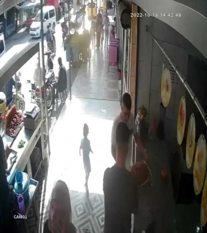 Annesinin Kaldırıma Bıraktığı Çocuk Az Kalsın Kamyonetin Altında Eziliyordu
