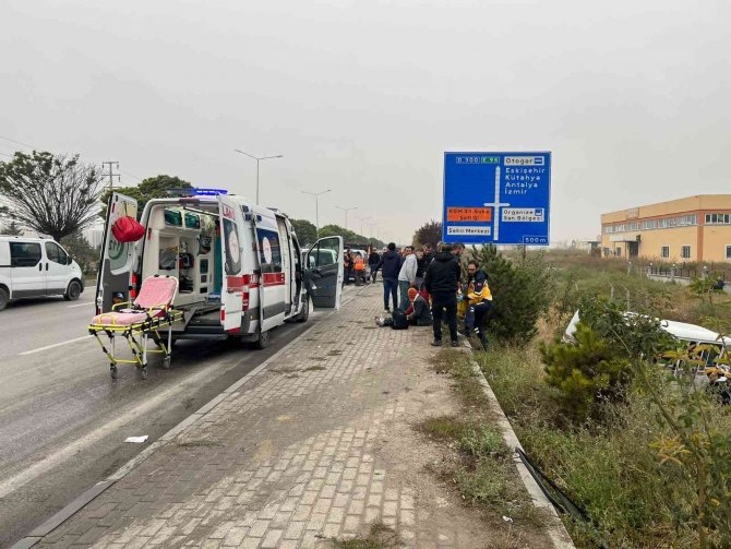 Servis Aracının Otomobille Çarpıştığı Kazada 14 Kişi Yaralandı