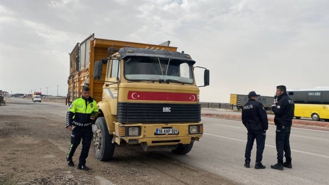 Sahte Plaka İle Polisi Kandırmak İstedi, Gerçek Anlaşılınca Gözaltına Alındı