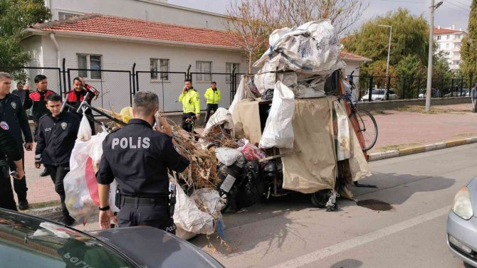 Köpekleri Çuvala Koydu, Müdahale Eden Polise Saldırdı