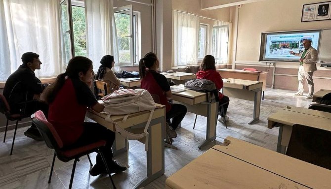 Belediye Başkanı Oral, Derslere Girip İlçeyi Tanıtıyor