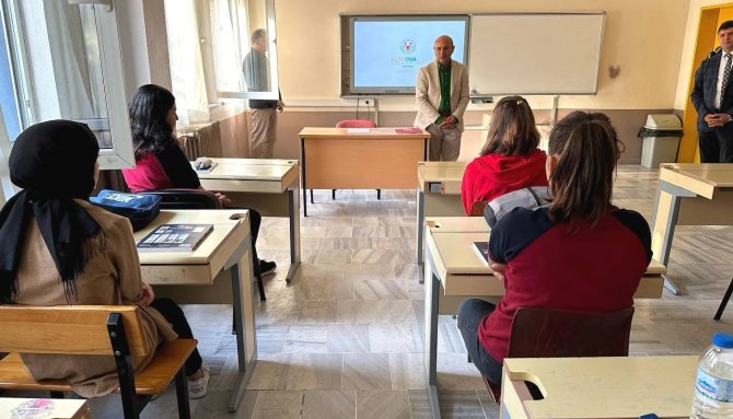 Belediye Başkanı Oral, Derslere Girip İlçeyi Tanıtıyor