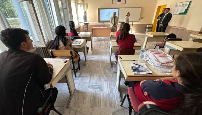 Belediye Başkanı Oral, Derslere Girip İlçeyi Tanıtıyor