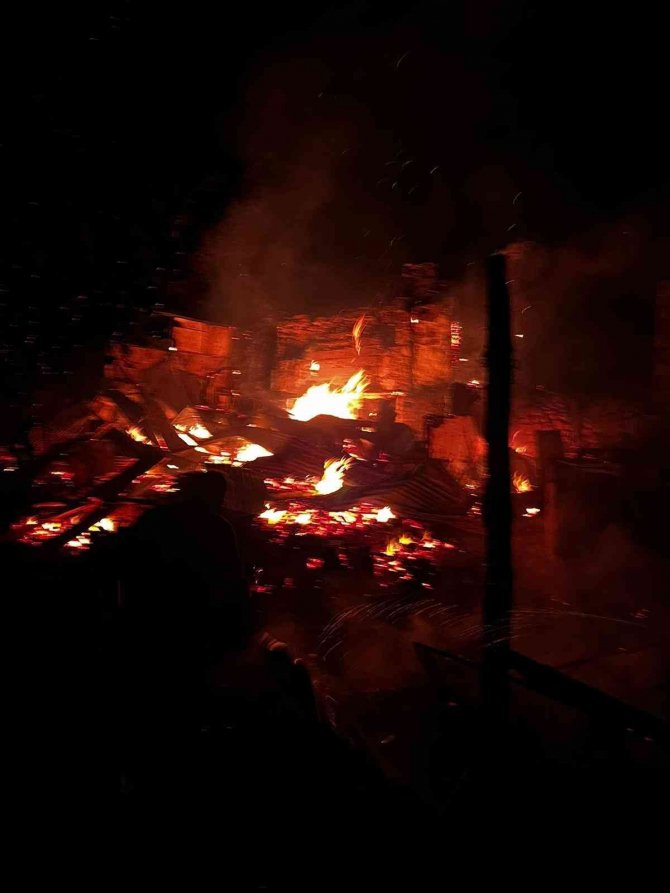 Artvin’de Gece Çıkan Yangında 3 Ev Kullanılamaz Hale Geldi